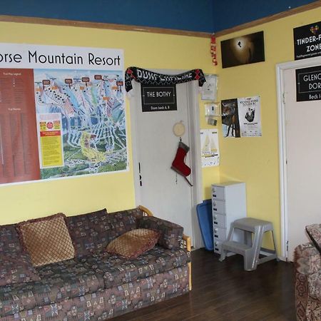 Kicking Horse Backpacker Hostel Golden Exterior foto