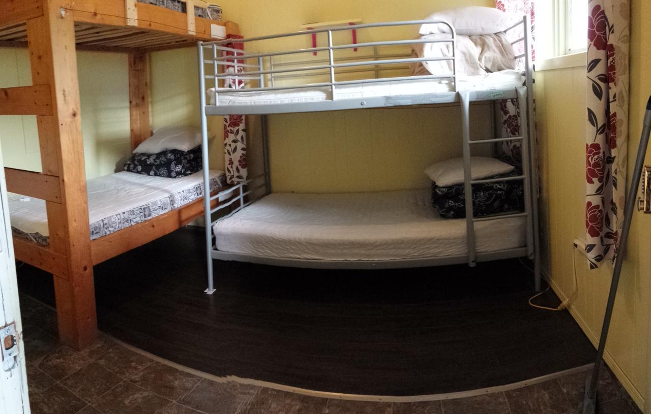 Kicking Horse Backpacker Hostel Golden Exterior foto