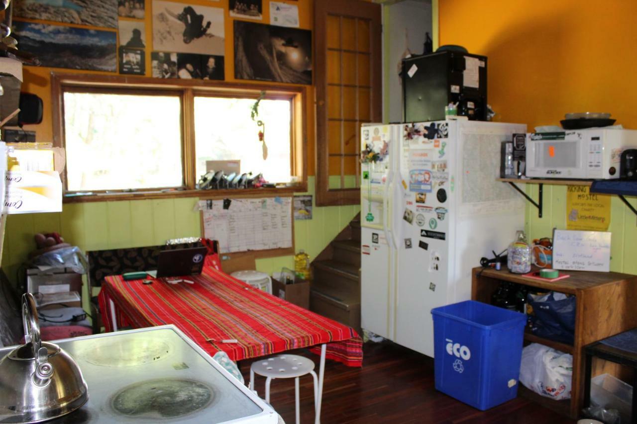 Kicking Horse Backpacker Hostel Golden Exterior foto