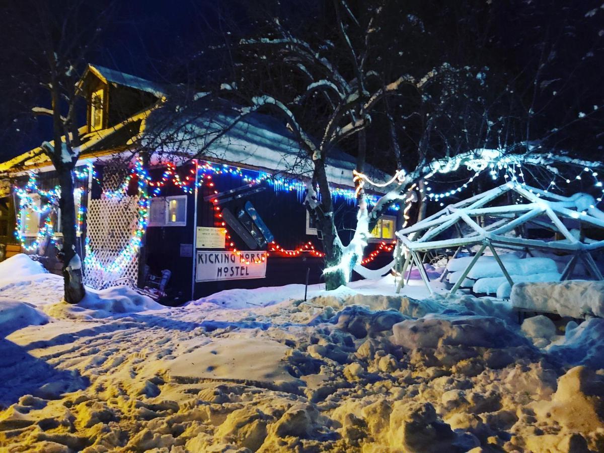 Kicking Horse Backpacker Hostel Golden Exterior foto
